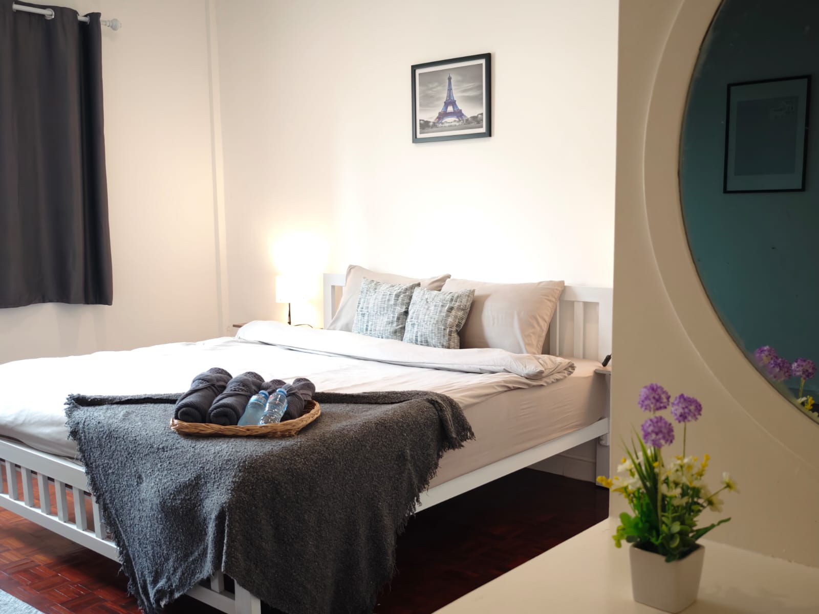 "Gemütliches Boutique-Hotel in Bangkok – Homey Stay and Café by Hematoa, hundefreundlich mit stilvollen Zimmern und Café im Erdgeschoss."