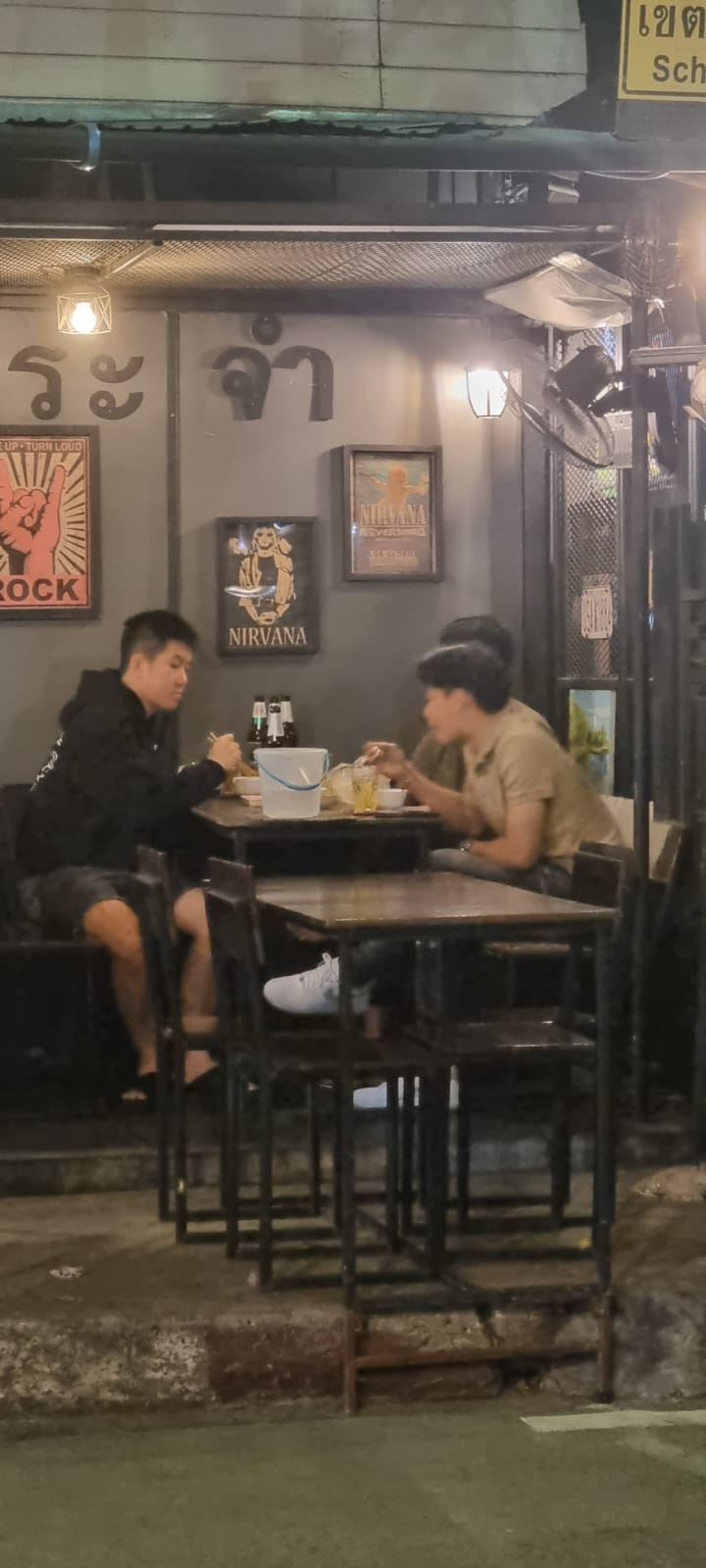 Bangkok nightlife – trendy bars and clubs for an unforgettable night out.