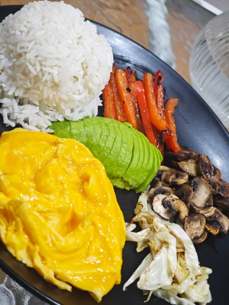 Frühstücksangebot im Homey Café – frisch zubereitete Gerichte für jeden Geschmack in Bangkok.