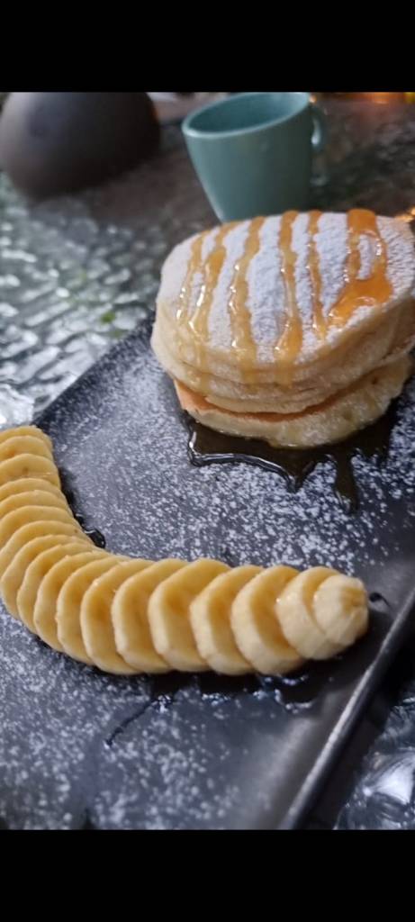 Frühstück im Homey Café by Hematoa – leckere, gesunde Optionen inklusive veganer und vegetarischer Gerichte."