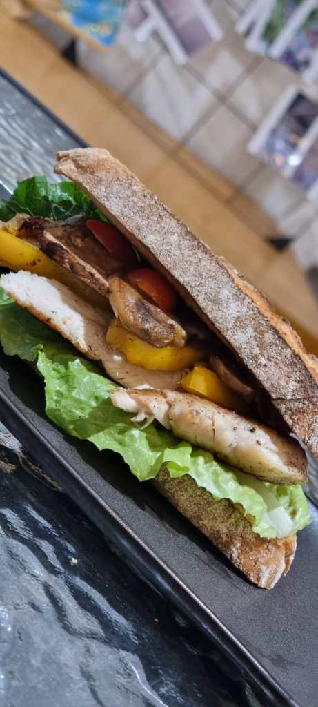 Frühstück im Homey Café by Hematoa – leckere, gesunde Optionen inklusive veganer und vegetarischer Gerichte."