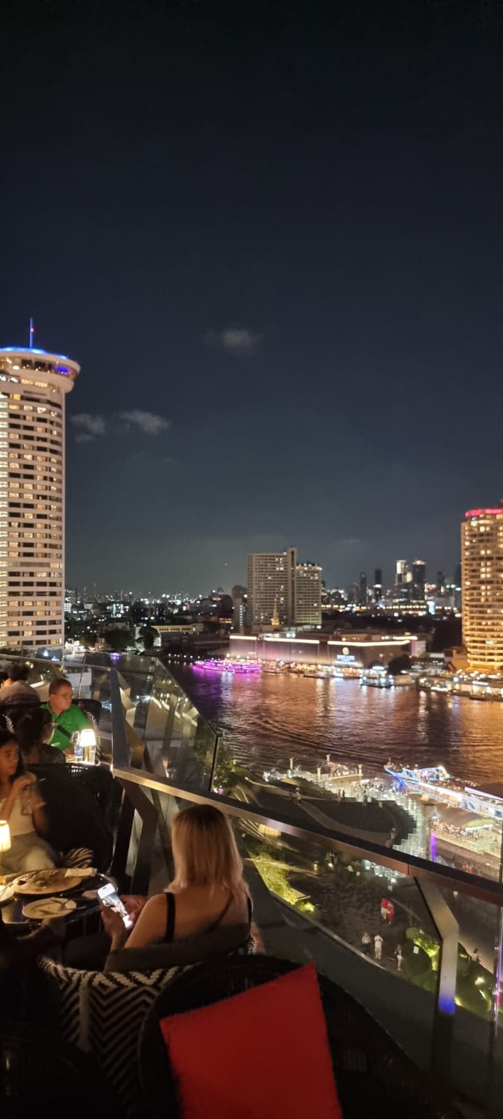 Rooftop bars in Bangkok – enjoy stunning views and delicious cocktails at the best bars in the city.